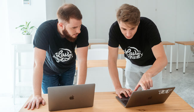 dois homens pensando em como vender infoprodutos